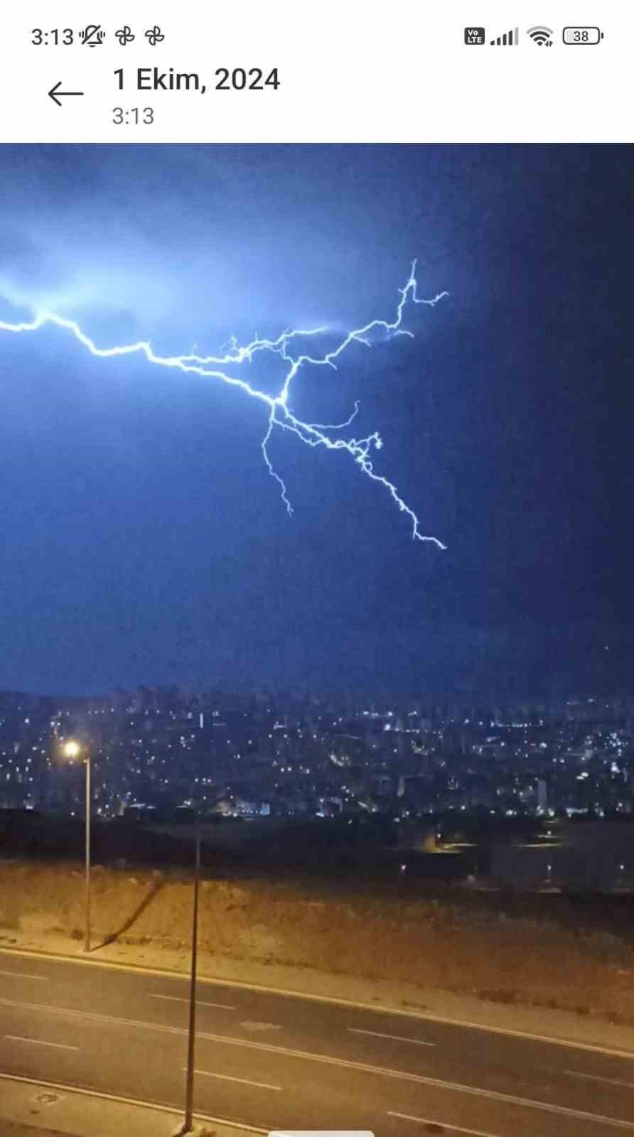 Elazığ’da şimşekler geceyi aydınlattı