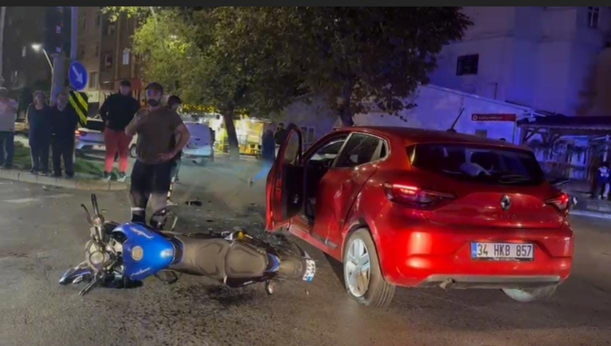 Zeytinburnu&rsquo;nda yağışlı havaya kazaya neden oldu: Motosiklet otomobile &ccedil;arptı, 2 kişi yaralandı
