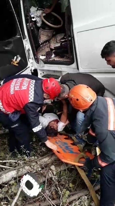 Anadolu Otoyolu’nda kontrolden çıkan tır, ağaca çarparak durabildi: 1 yaralı
