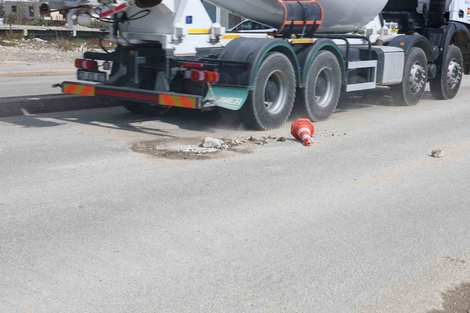 Kamyonun geçişi esnasında yerinden fırlayan rögar kapağı metrelerce havaya uçtu: O anlar kamerada
