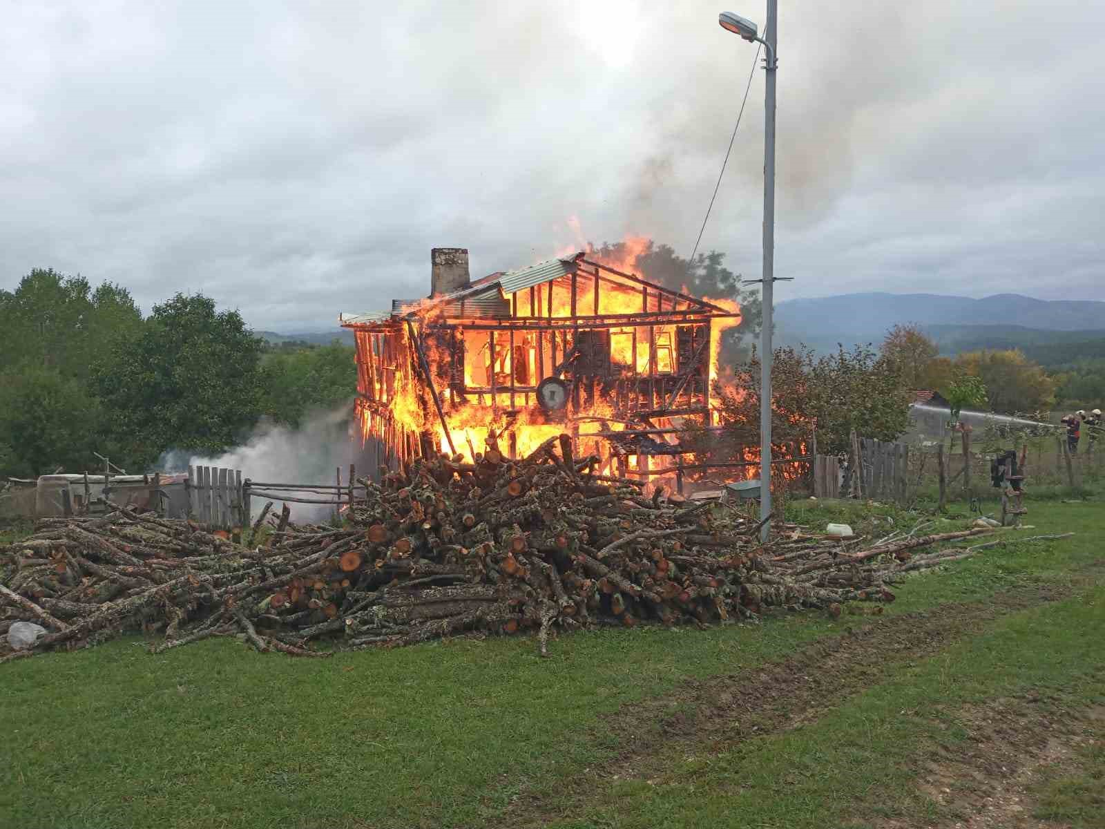 Kastamonu’da iki katlı ahşap ev çıkan yangında küle döndü