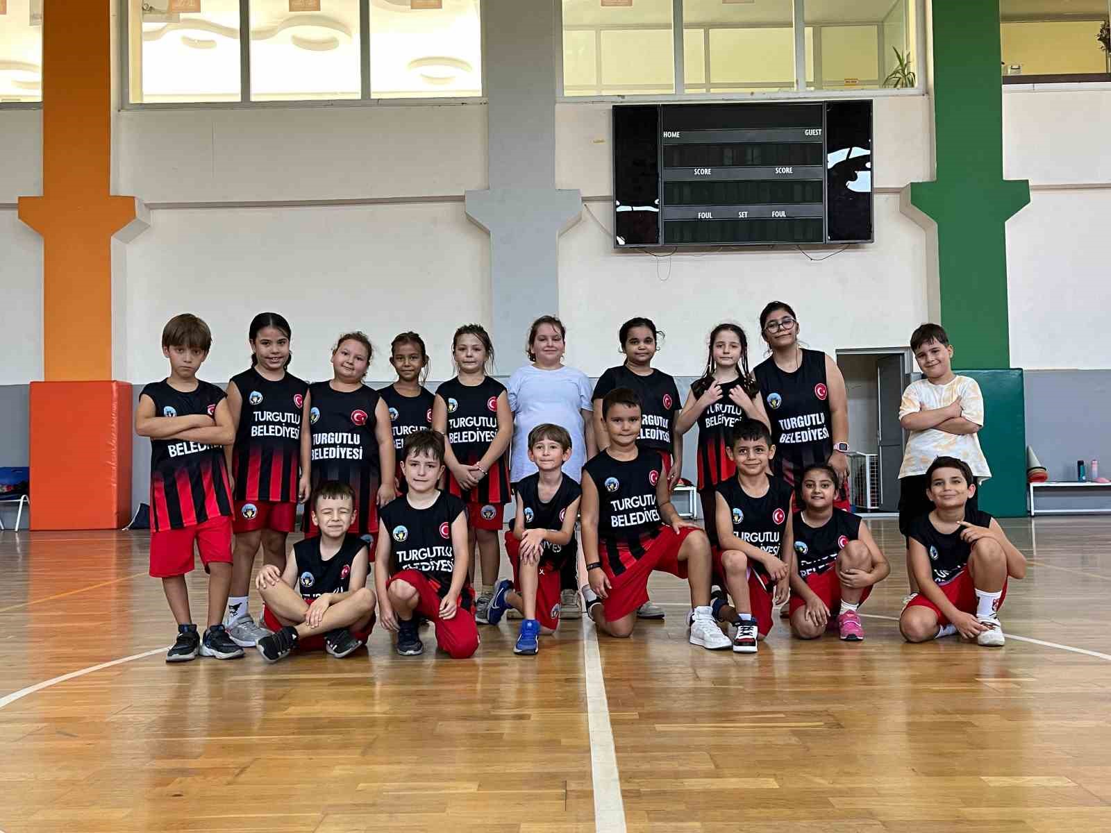 Turgutlu Belediyesinin basketbol kurs kayıtları devam ediyor