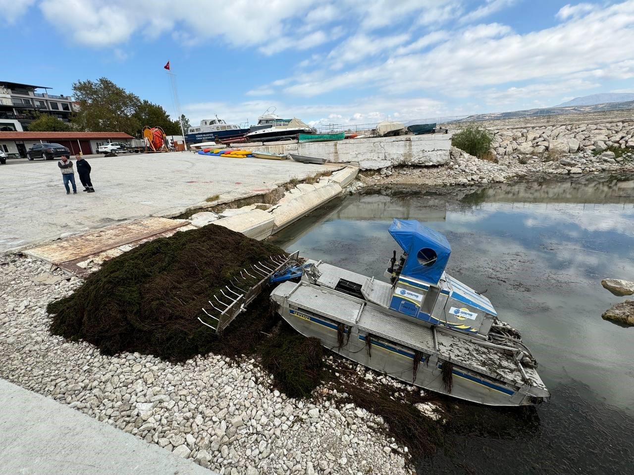 Eğirdir Gölü’nde kötü görüntü ve kokuya karşı harekete geçildi