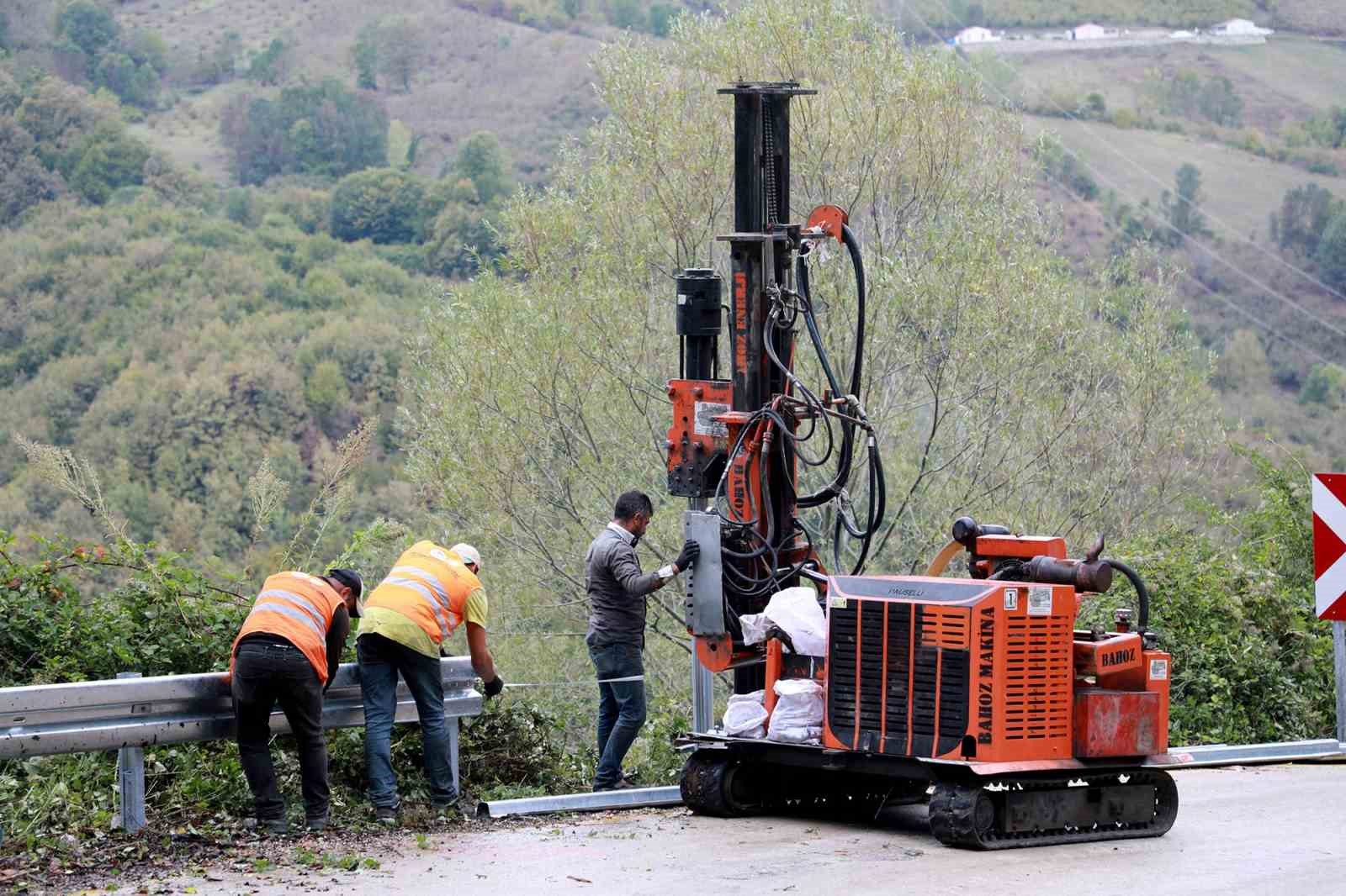 Uçurum kenarına çelik bariyerli önlem
