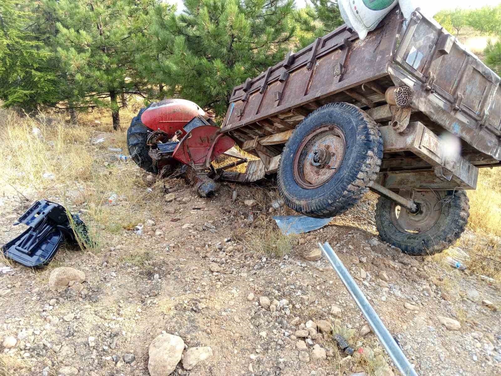 Yolcu otobüsü ile traktör çarpıştı:  1 ölü 1 yaralı
