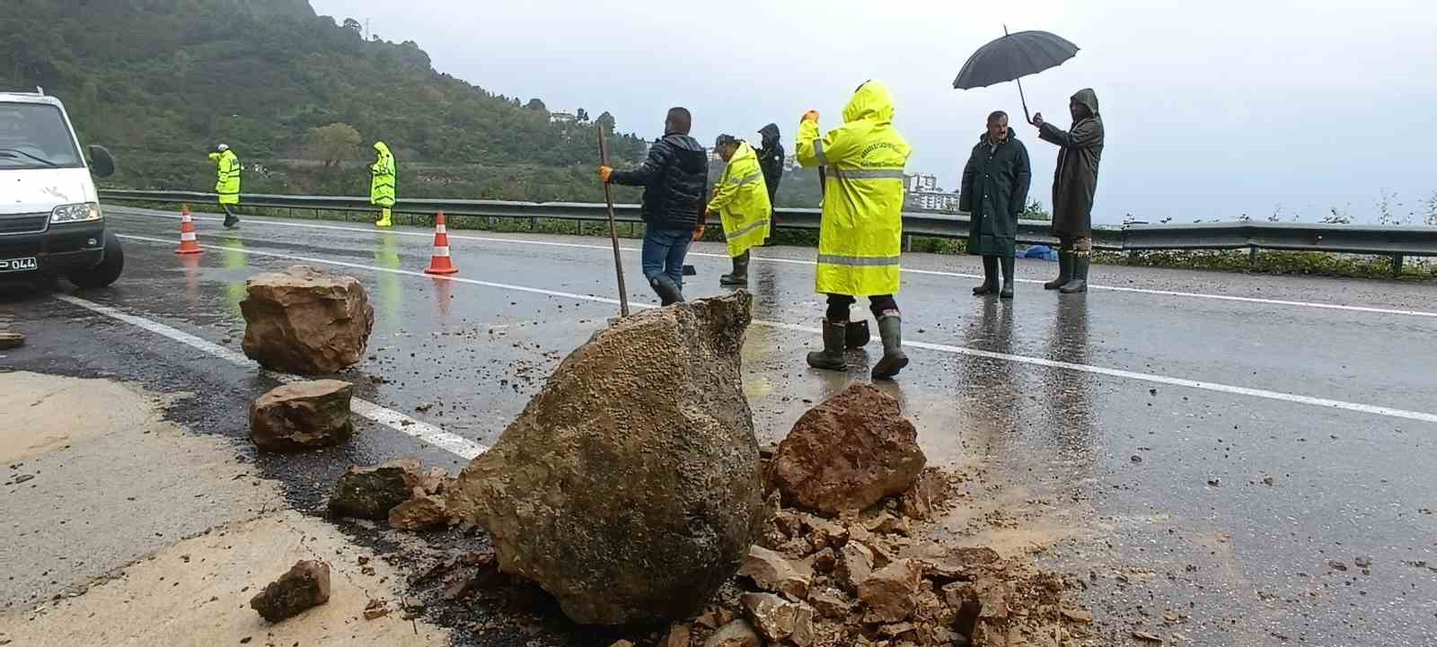 Bartın Cide yolunda kayalar yola düştü