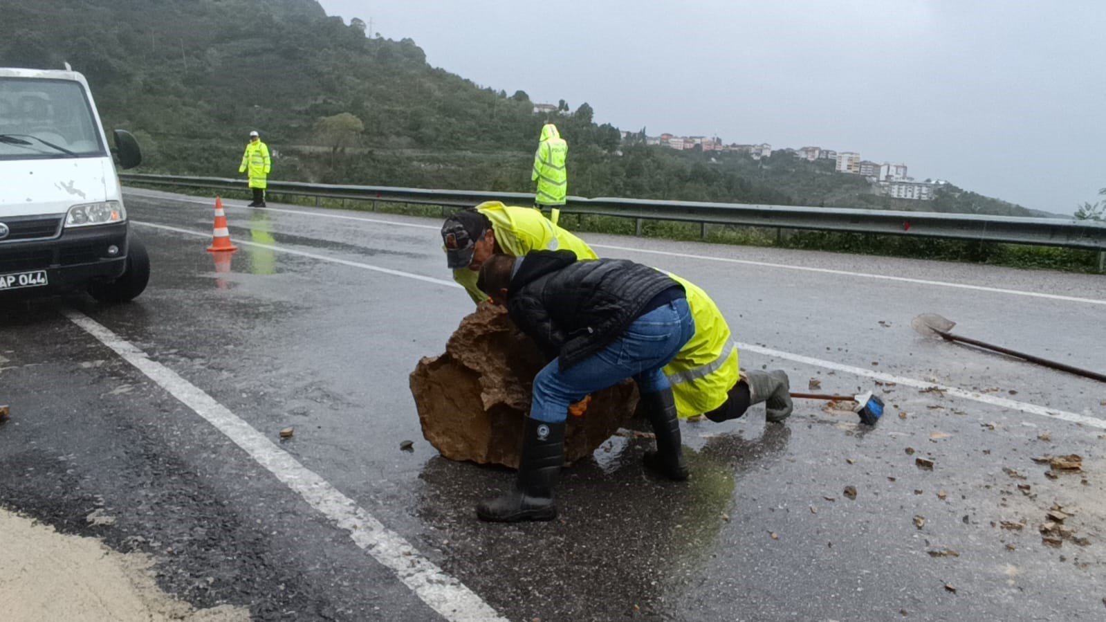 Bartın Cide yolunda kayalar yola düştü
