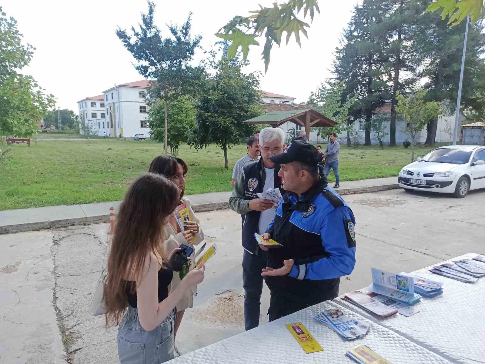 Emniyet öğrencileri bilinçlendiriyor
