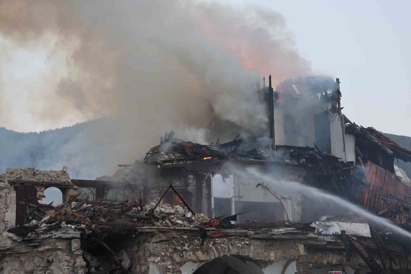 Hatay’da ahşap bina alevlere teslim oldu
