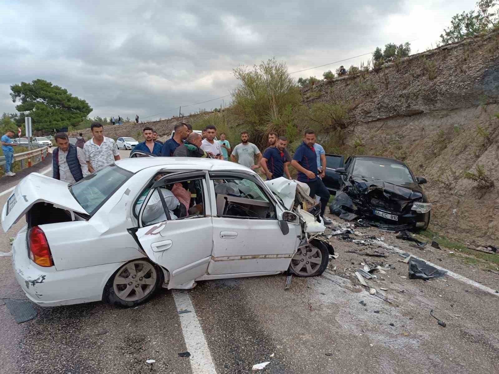 İki otomobil kafa kafaya çarpıştı: 1 ölü, 1 yaralı
