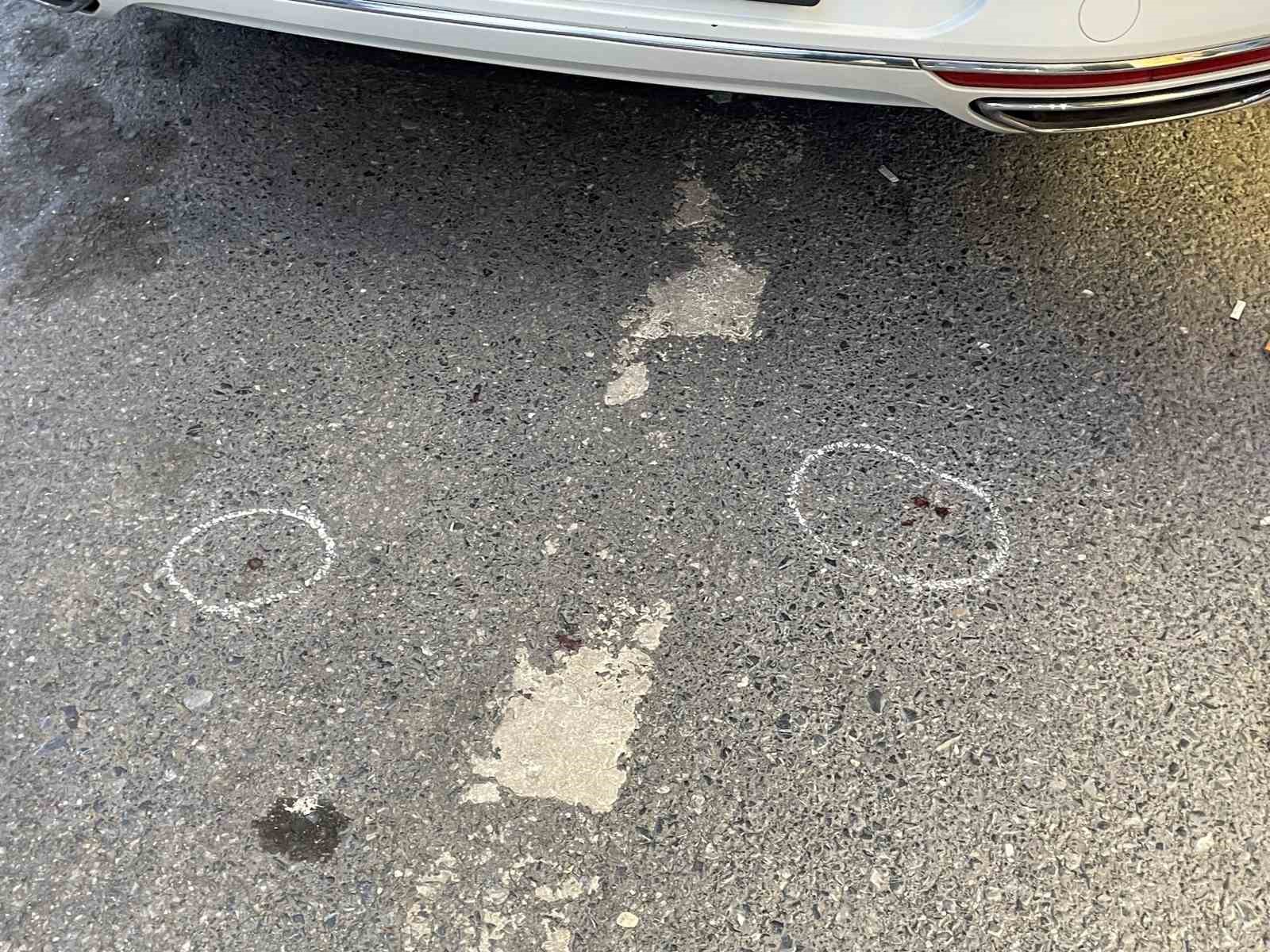 G&uuml;ng&ouml;ren&rsquo;de silahlı saldırı: 3 kişi yaralandı, olay g&uuml;venlik kamerasına yansıdı 