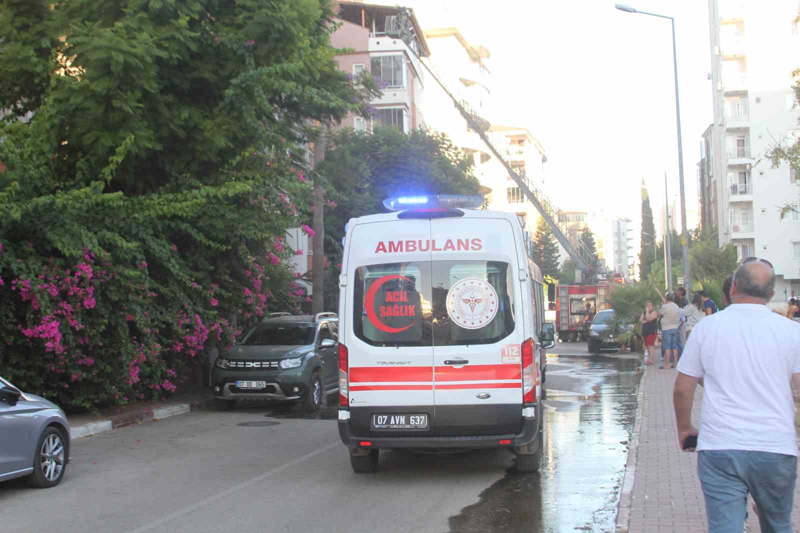 Antalya’da dubleks dairenin terası alev alev yandı, mahalleli sokağa döküldü