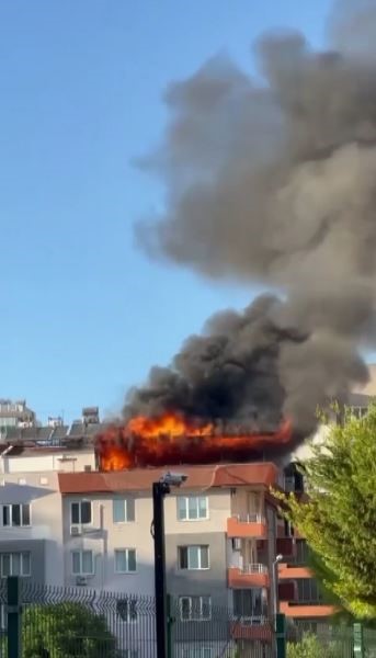 Antalya’da dubleks dairenin terası alev alev yandı, mahalleli sokağa döküldü
