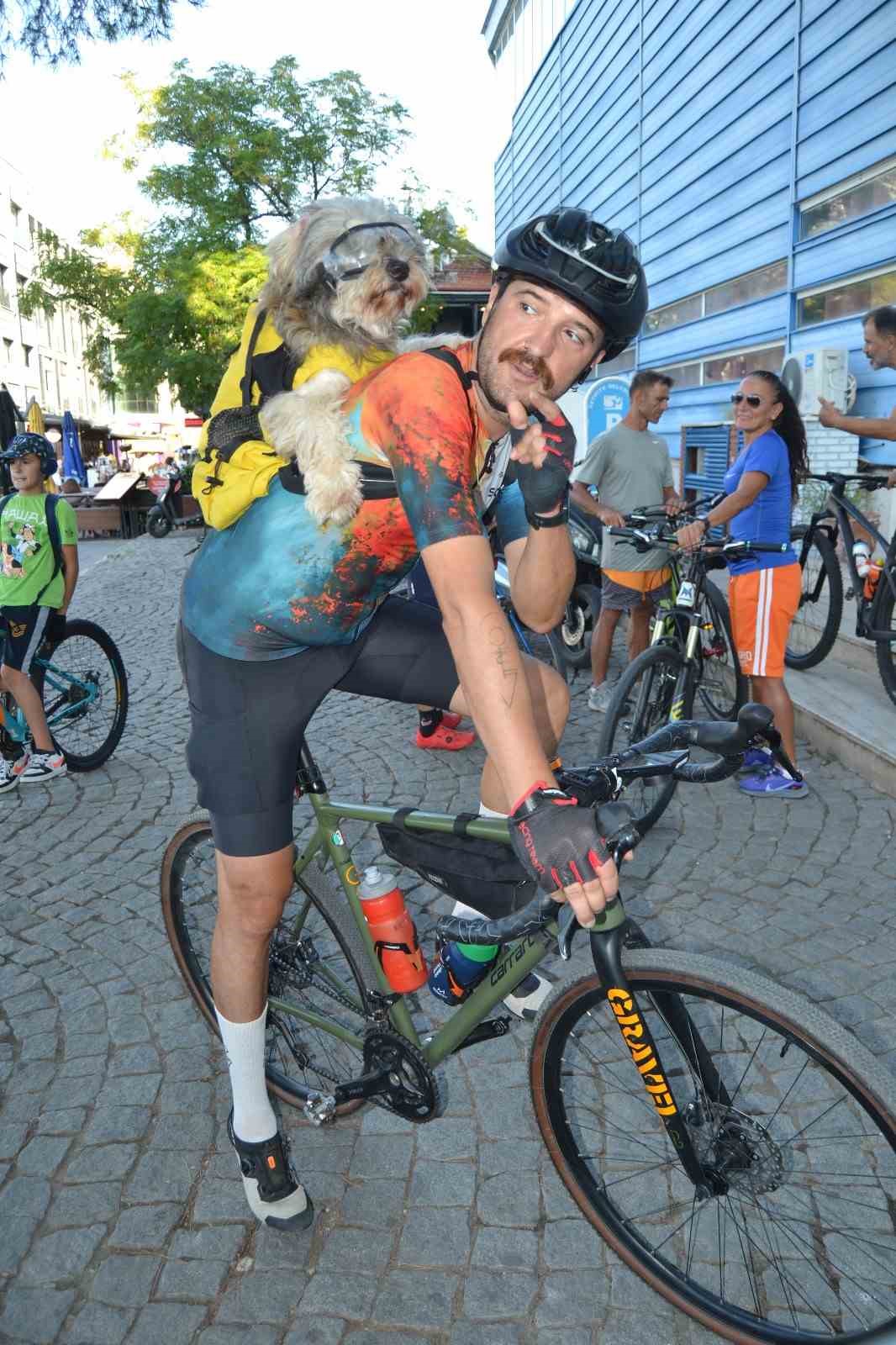 Enkazdan kurtarılan "Oscar", Fethiye’de maceralara doymuyor