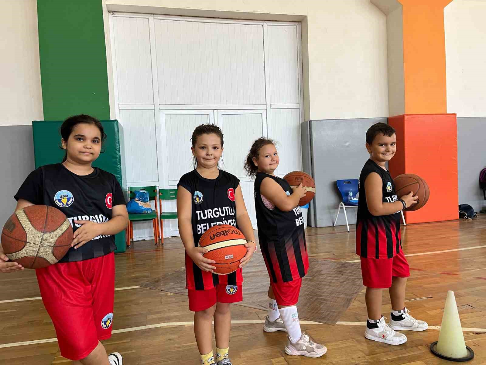 Turgutlu Belediyesinin basketbol kurs kayıtları devam ediyor
