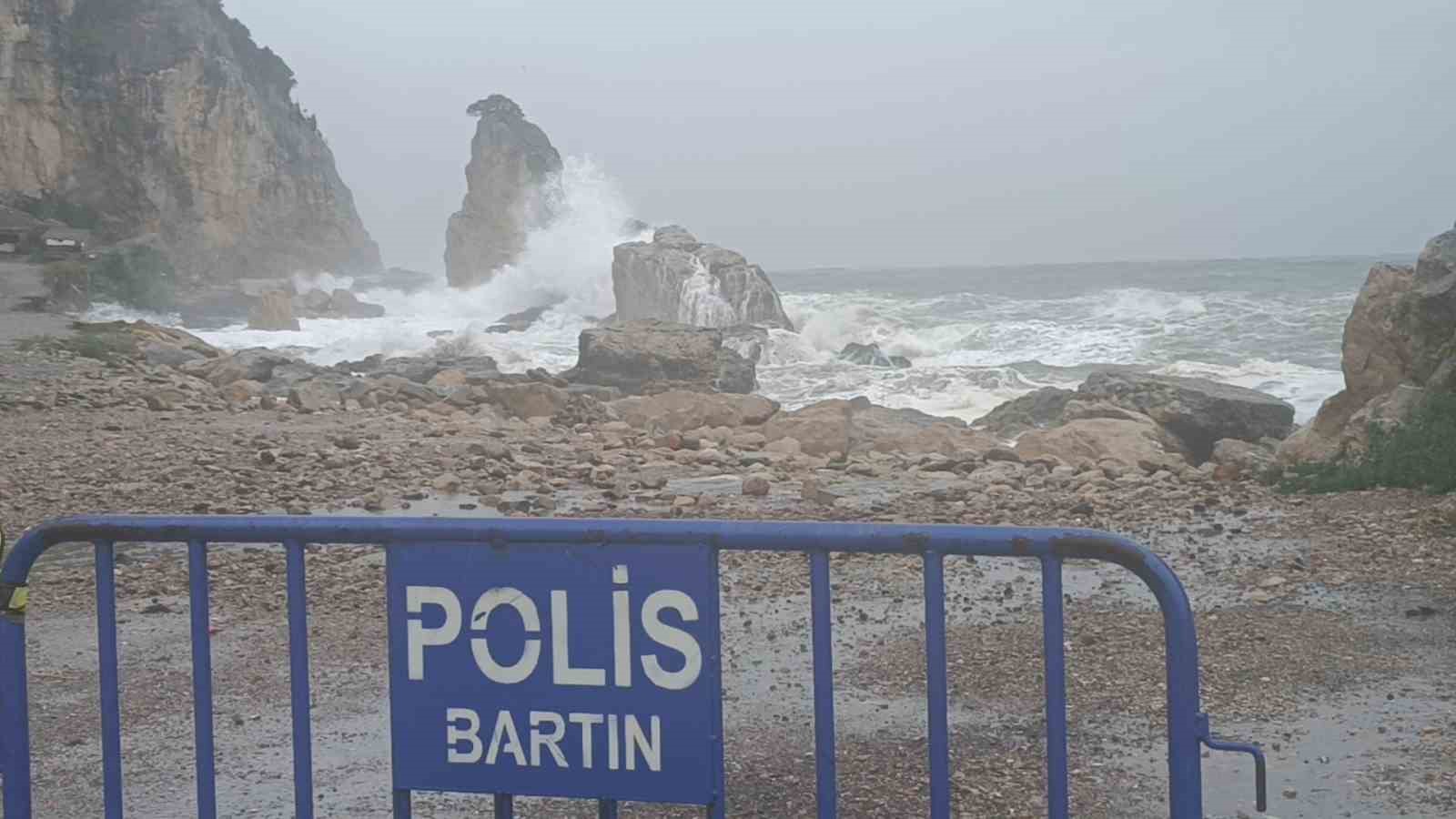 Beklenen fırtına etkili olmaya başladı, dalga boyu 15 metreye ulaştı
