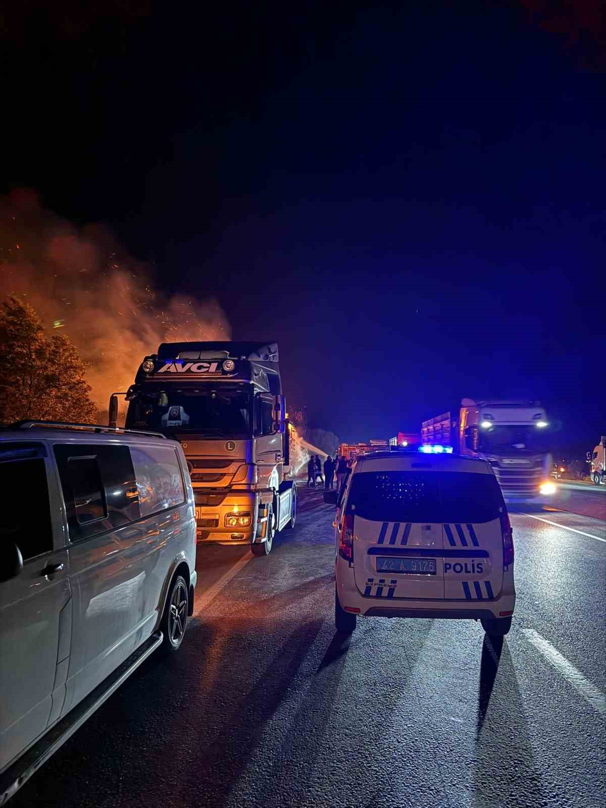 Konya’da tırın karton yüklü dorsesi karayolunda alev alev yandı
