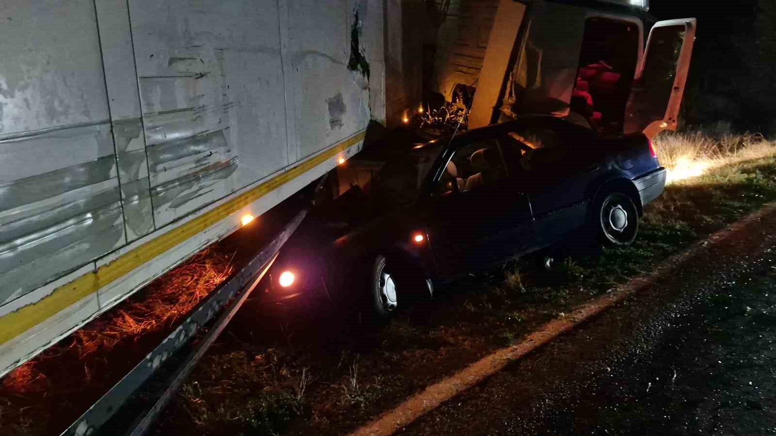 Yağış nedeniyle kontrolden &ccedil;ıkan tıra otomobil &ccedil;arptı: 5 yaralı
