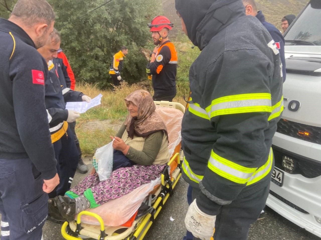 Şarampole u&ccedil;an otomobildeki kadın kurtarıldı
