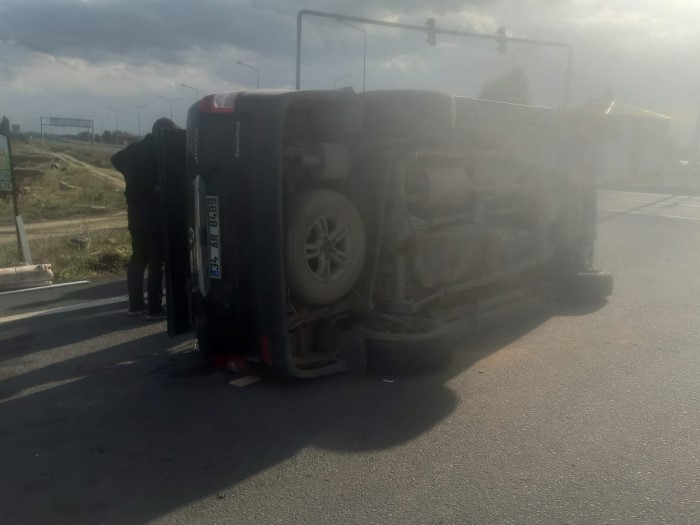 Kars’ta trafik kazası: Araçlardan biri yan yattı