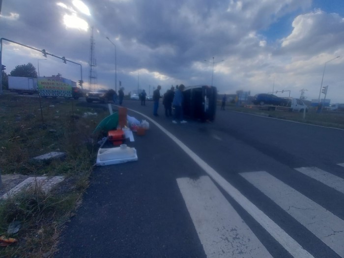 Kars’ta trafik kazası: Araçlardan biri yan yattı
