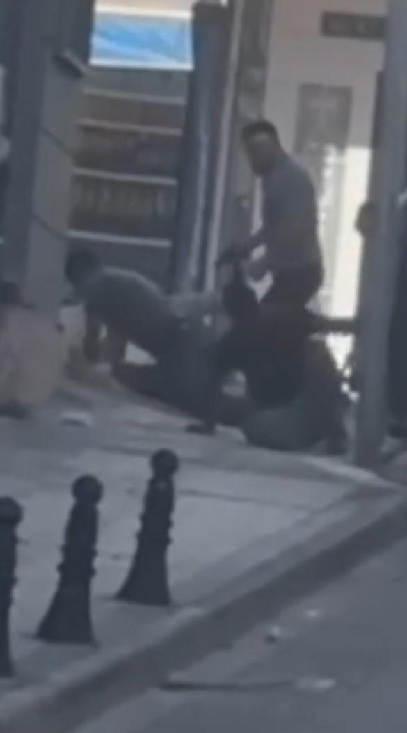 &Ccedil;anakkale&rsquo;de polis merkezi &ouml;n&uuml;ndeki silahlı &ccedil;atışmaya 8 tutuklama
