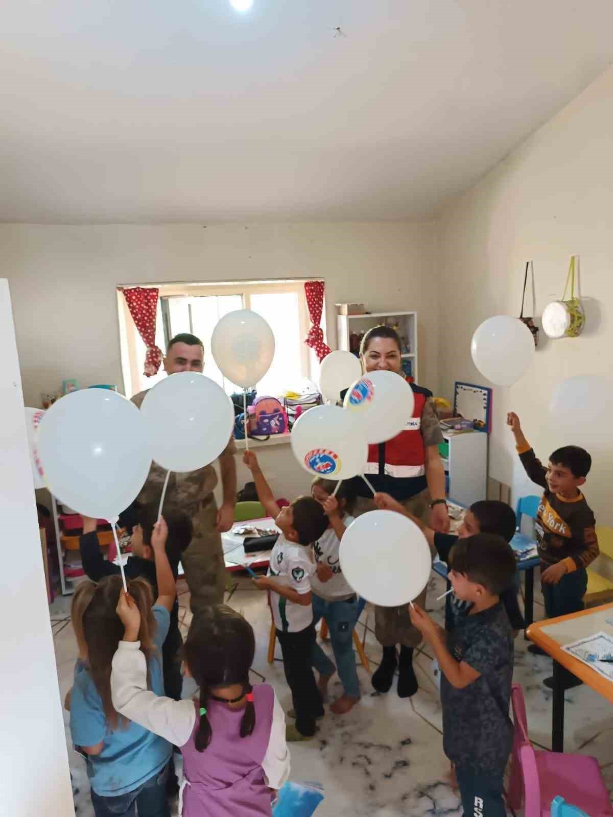 Mehmetçik öğrencilerle buluşarak hediye dağıttı
