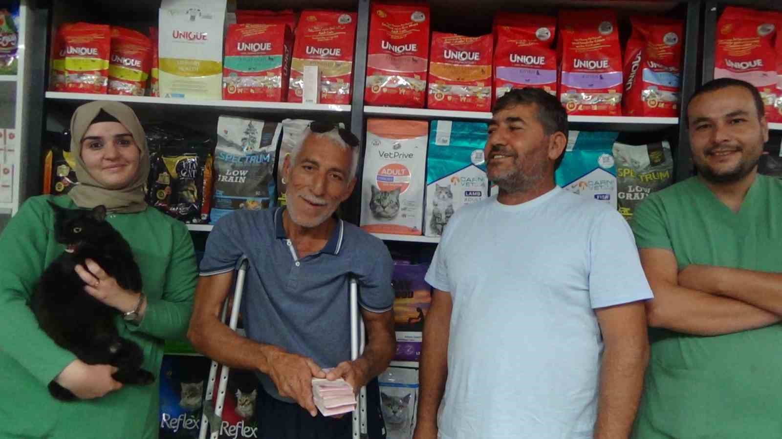 Balık pişirirken 60 bin TL ödülle aranan kedi ayağına geldi