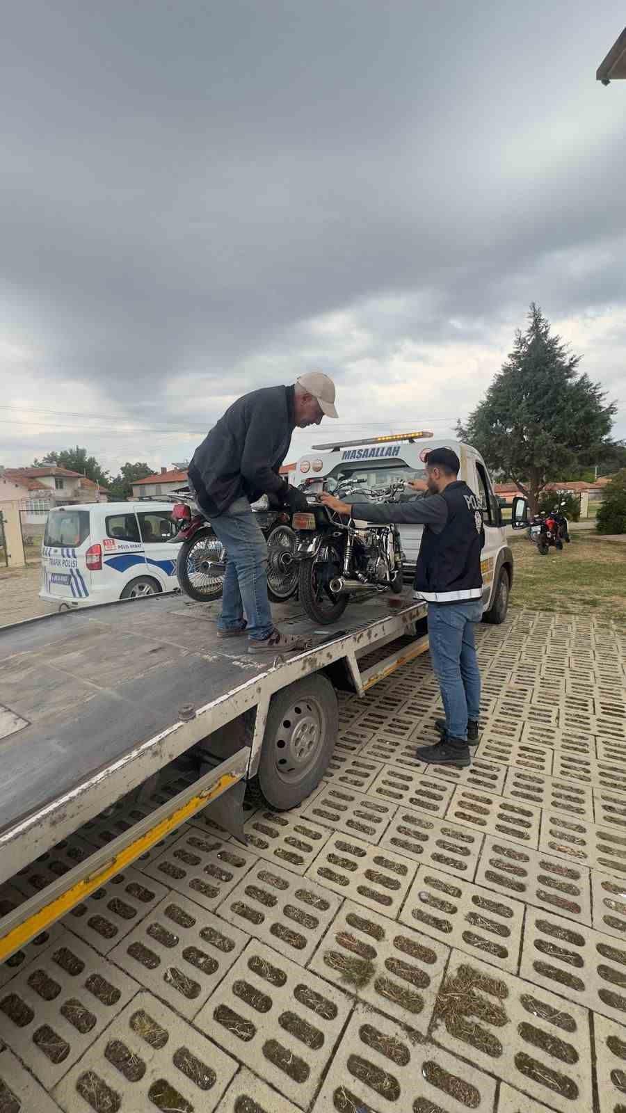 Dinar’da 8 motosiklet trafikten men edildi
