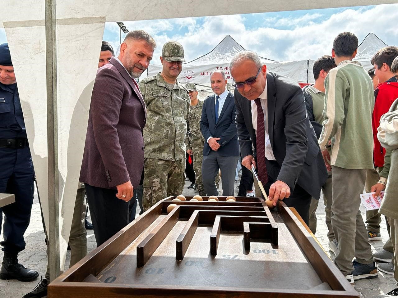 Çocuklar unutulmaya yüz tutan oyunlarla eğlendi
