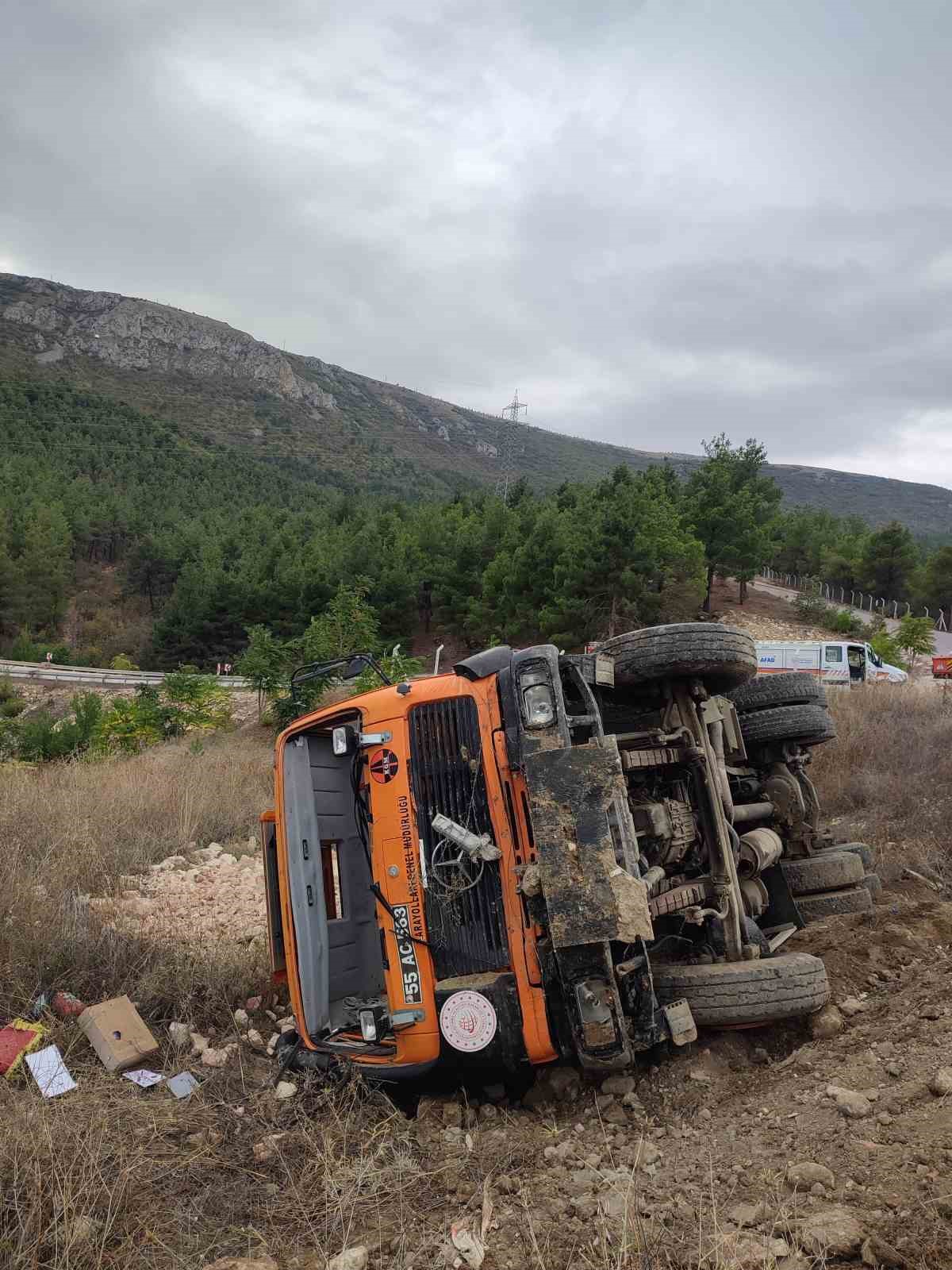 Amasya’da taş yüklü kamyon şarampole devrildi: 1 yaralı
