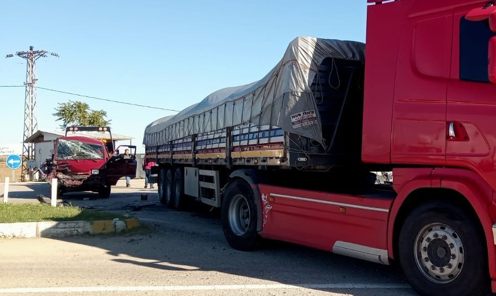 Tekirdağ’da panelvan tıra çarptı: 12 yaralı