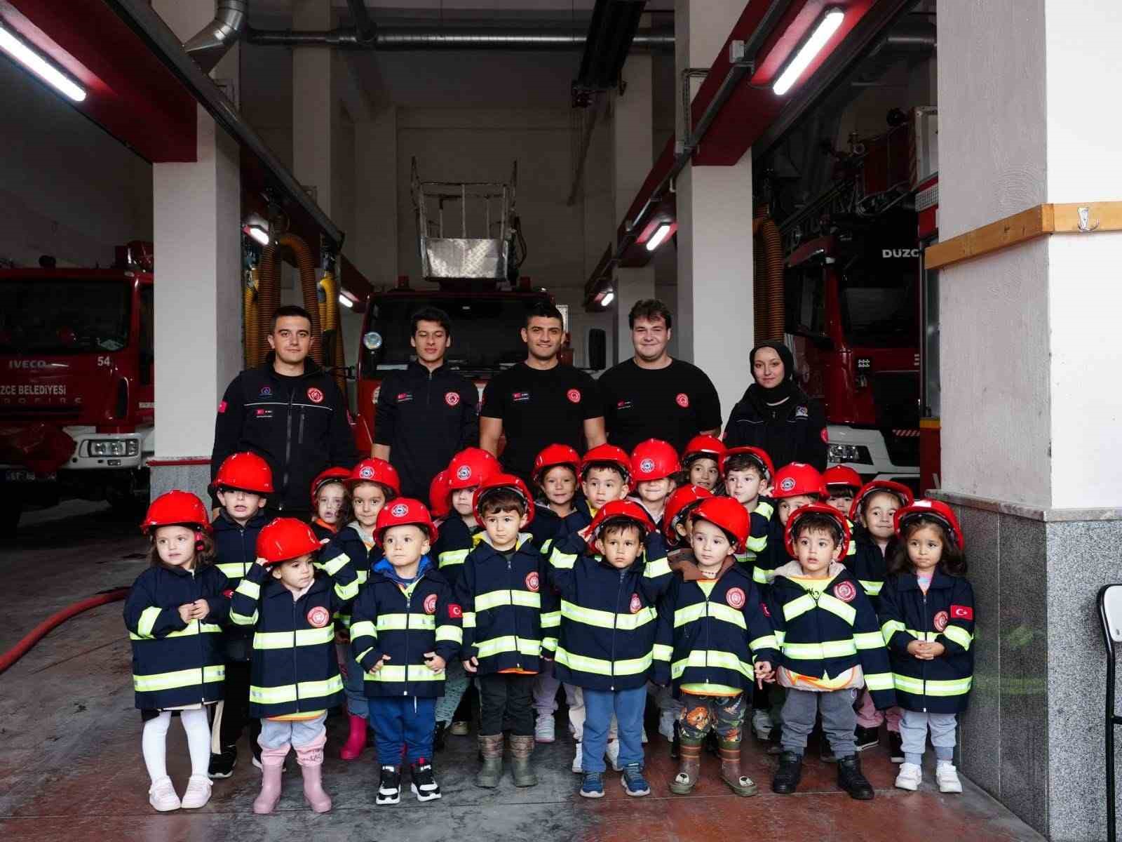 Anaokulu öğrencileri itfaiyede tatbikat yaptı