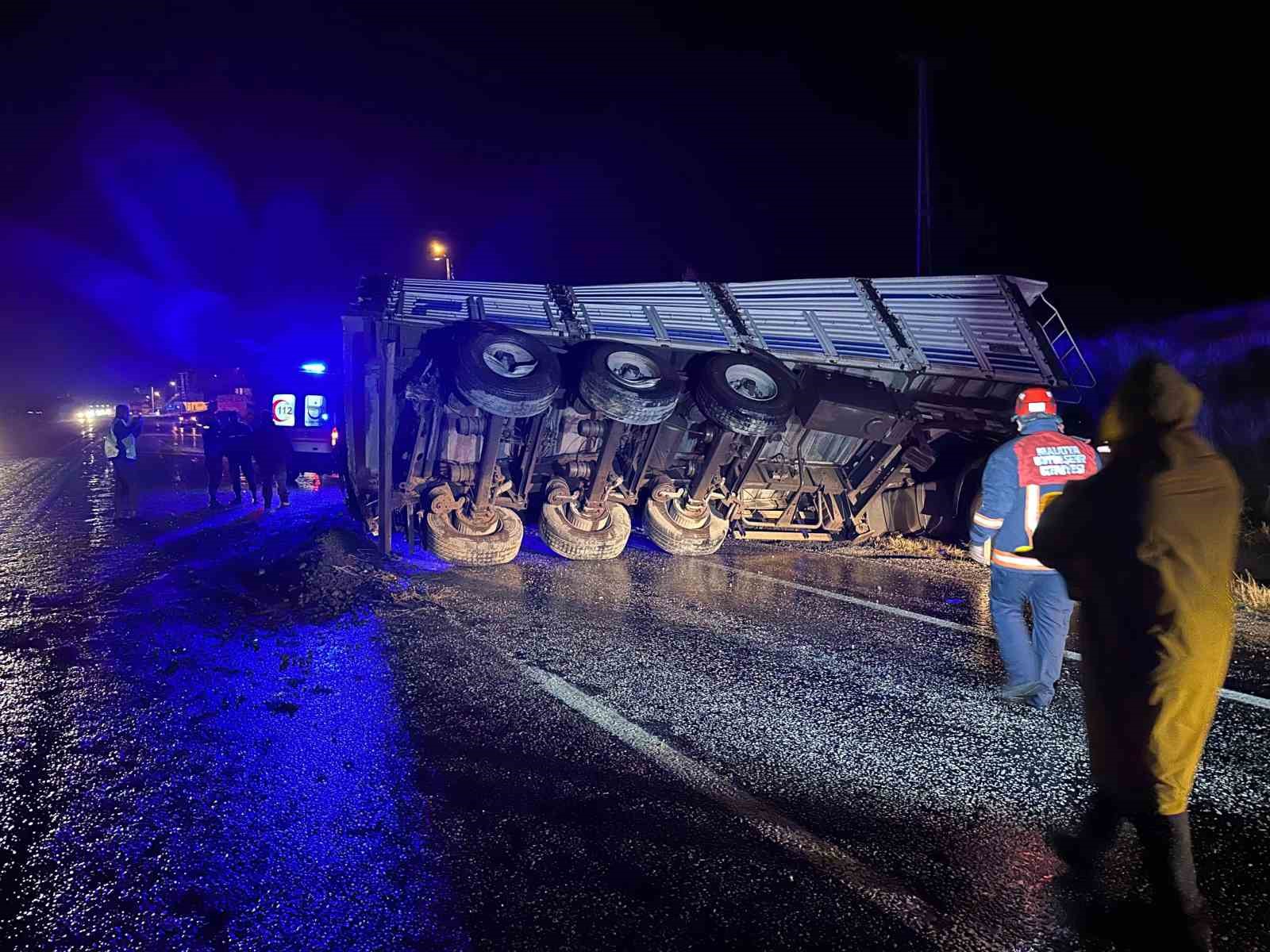 Malatya’da maden yüklü tır devrildi: 1 yaralı