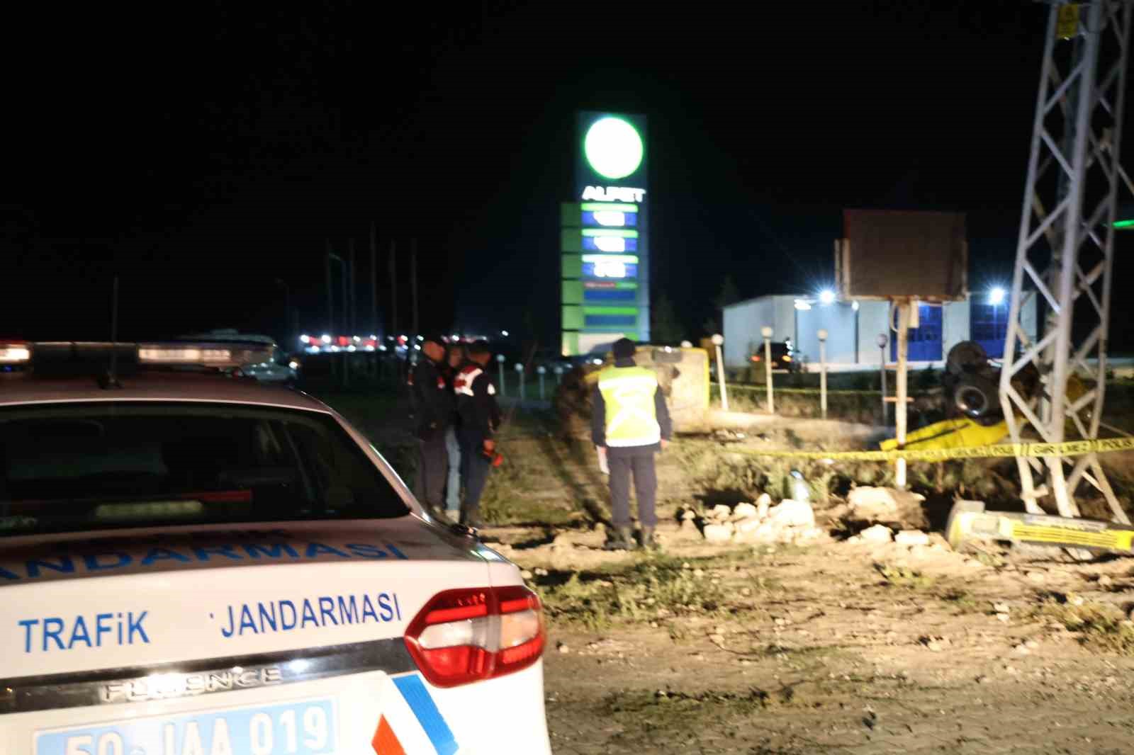 Aydınlatma direğine &ccedil;arpan Tofaş ikiye b&ouml;l&uuml;nd&uuml;: 1 &ouml;l&uuml;, 3 yaralı 