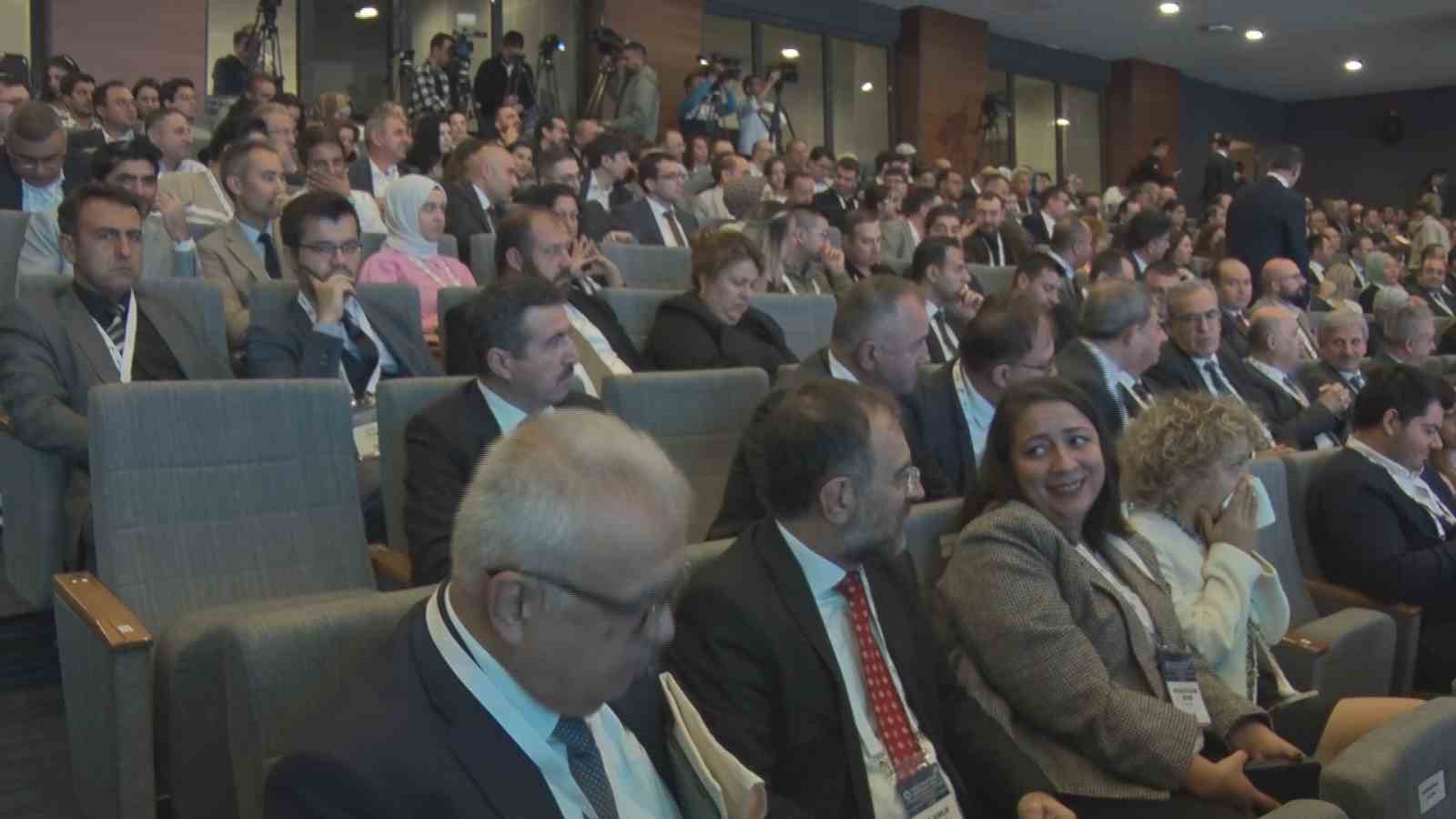 Bakan Bayraktar: "Yaklaşık 30 yıl i&ccedil;erisinde T&uuml;rkiye&rsquo;nin karbon n&ouml;tr bir ekonomi olma hedefi var"
