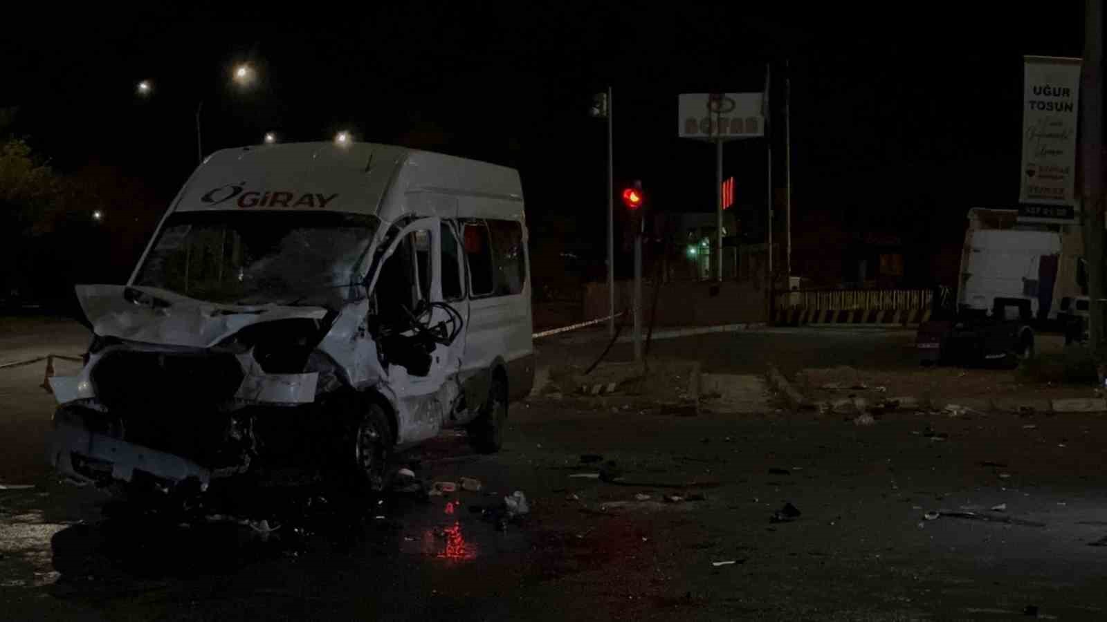 Gaziantep’te tır işçi servisine çarptı: 3’ü ağır 13 yaralı