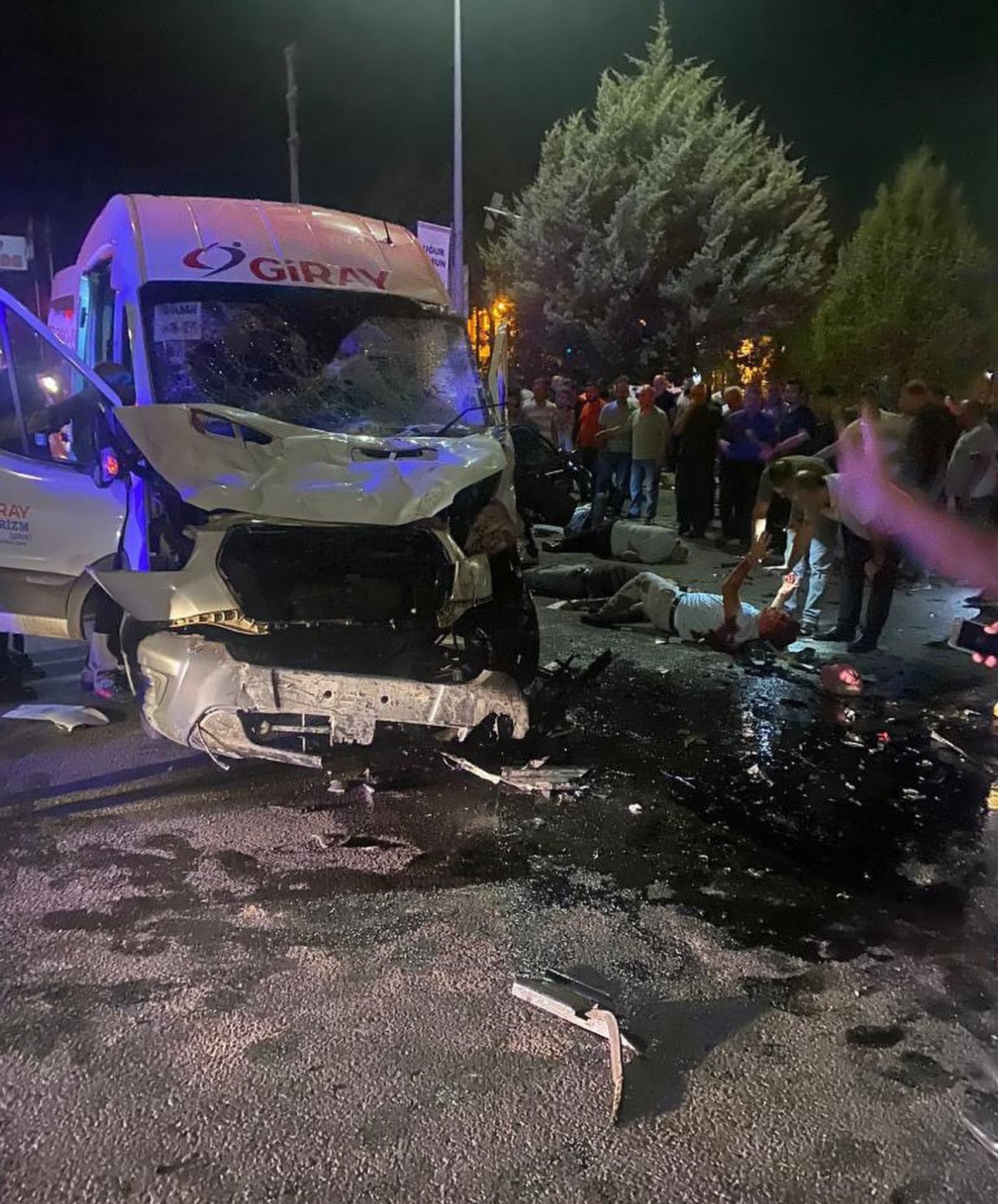 Gaziantep’te tır işçi servisine çarptı: 3’ü ağır 13 yaralı
