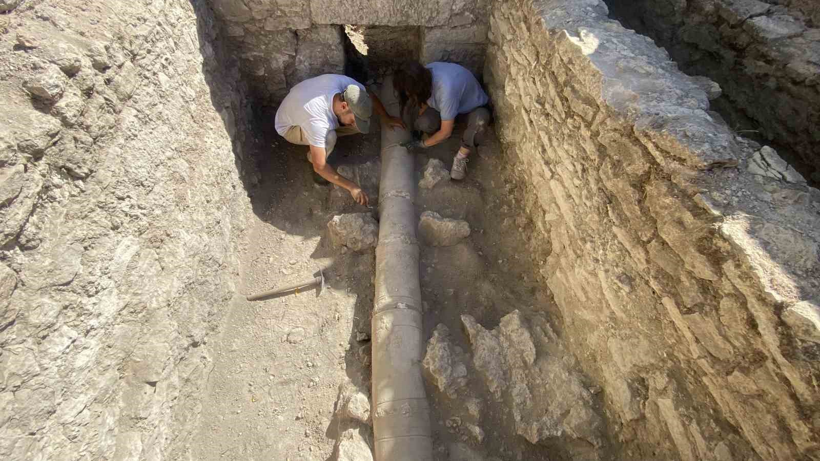 2 bin 400 yıllık Alexandria Troas Antik Kenti&rsquo;nde 2 bin yıllık temiz su iletim hattı bulundu
