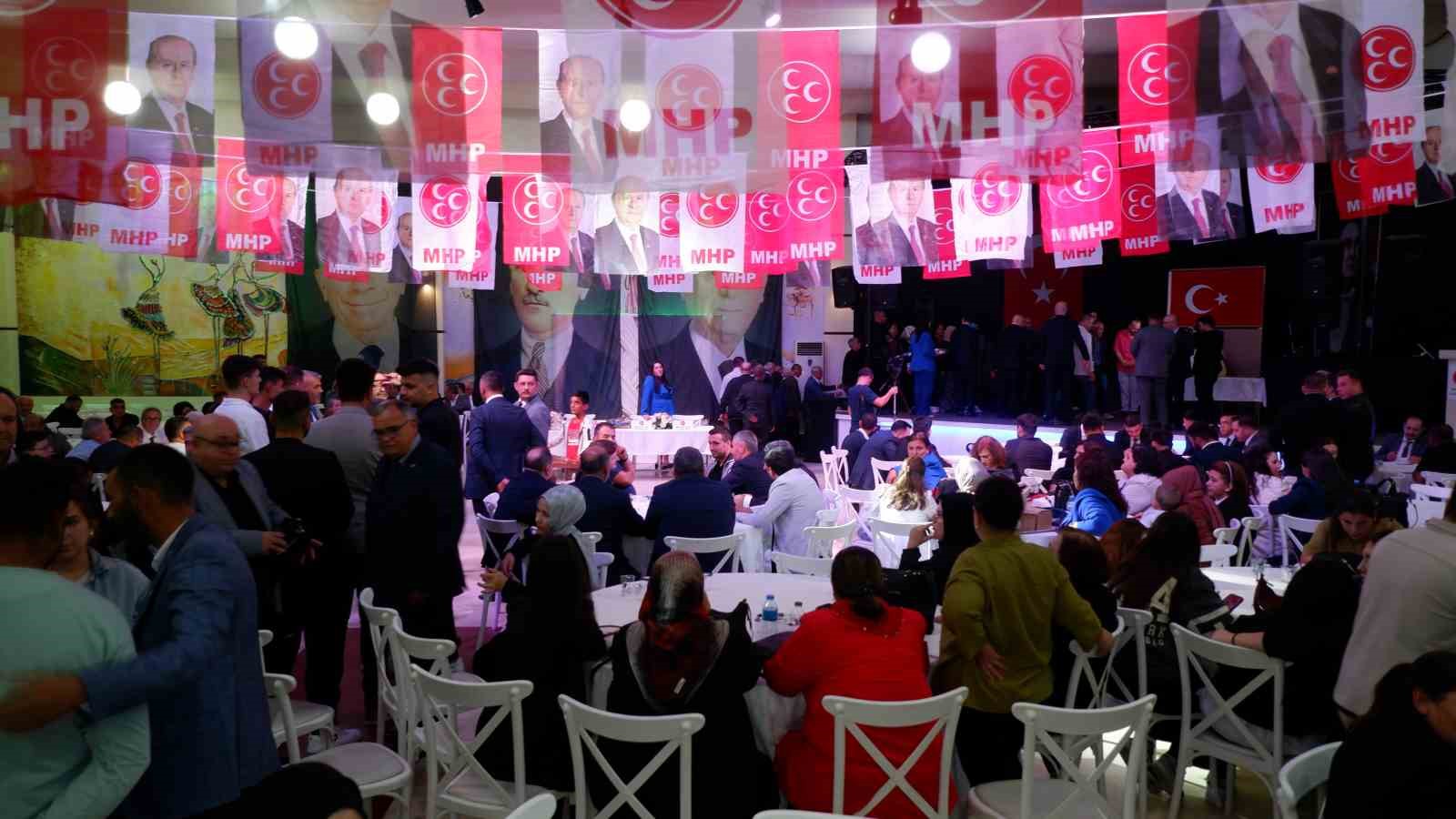 Edirne&rsquo;de MHP&rsquo;ye katılan 643 &uuml;yeye rozetleri takıldı
