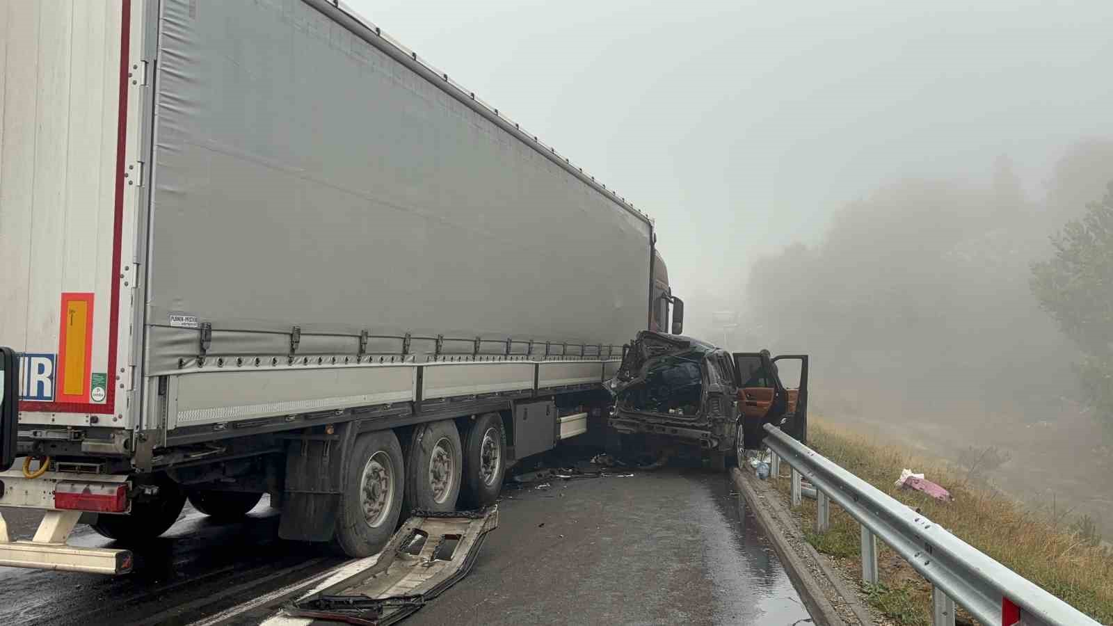 Sisten görmedi, lüks cip metrelerce sürüklendi: 3 yaralı
