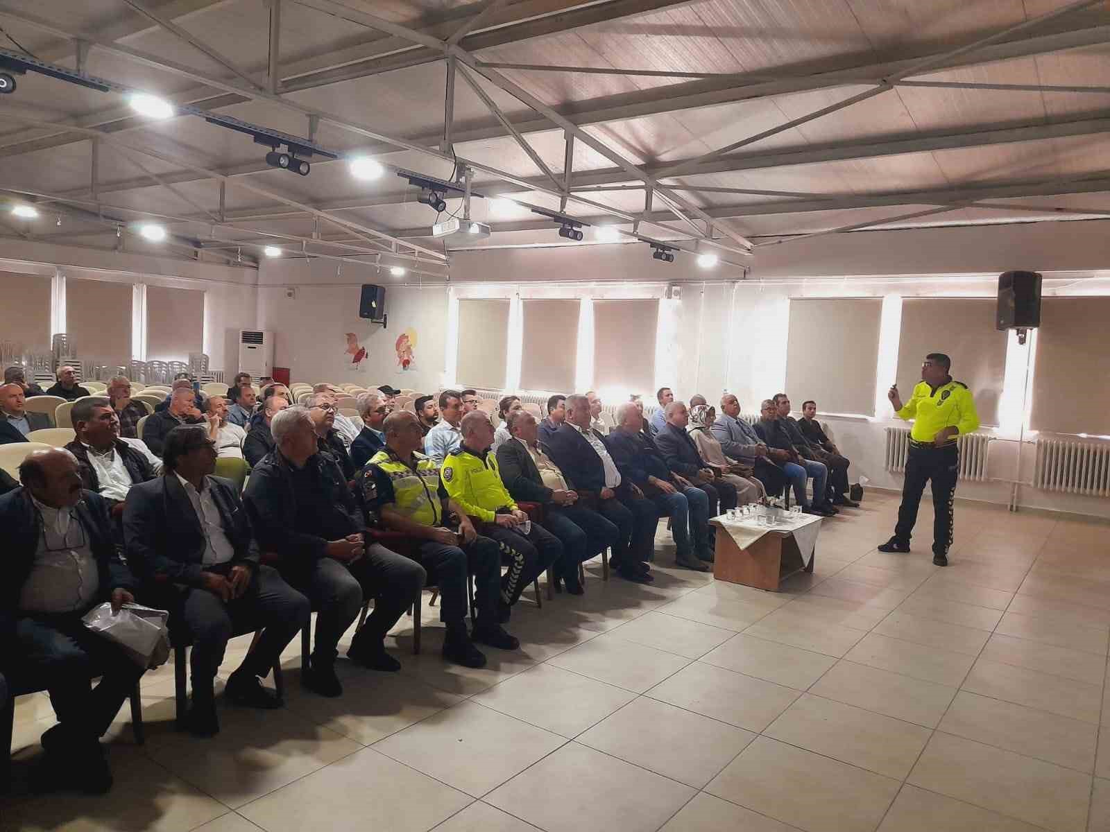 Babaeski&rsquo;de okul servisi şof&ouml;rlerine ve rehber personele g&uuml;venlik eğitimi verildi
