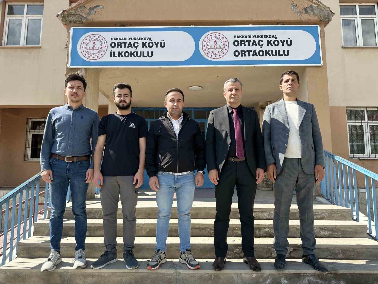 2 bin rakımda yürüyerek öğrencilere okul çantası ulaştırdılar
