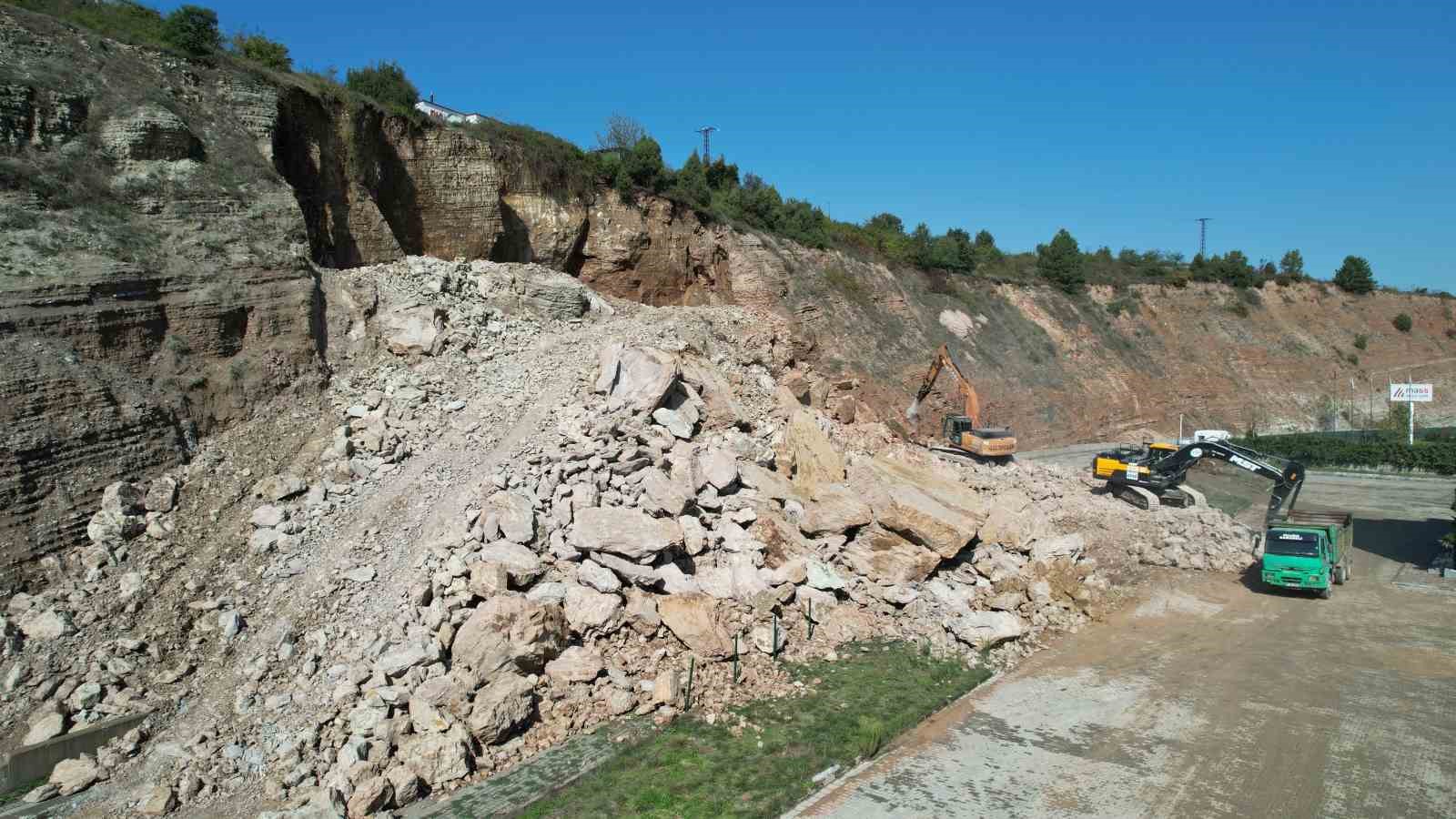 Heyelan OSB’deki iki fabrikanın yolunu kapattı