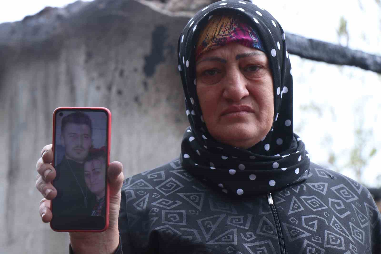 Bu olay Türkiye’yi ağlatacak: Oğlunun hatıralarıyla yaşadığı evi gözlerinin önünde kül oldu
