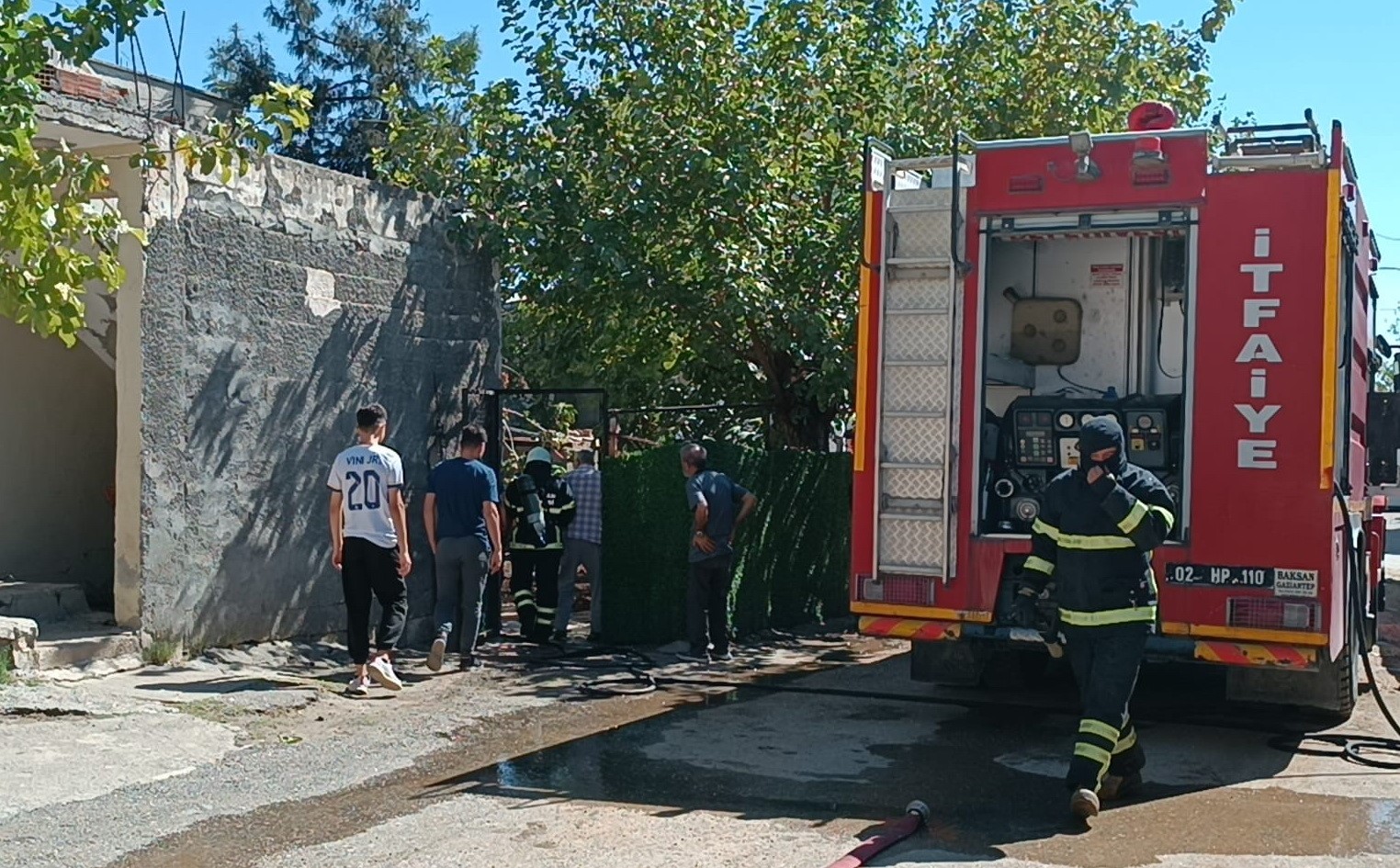 Odunlukta çıkan yangında 2 kişi dumandan zehirlendi