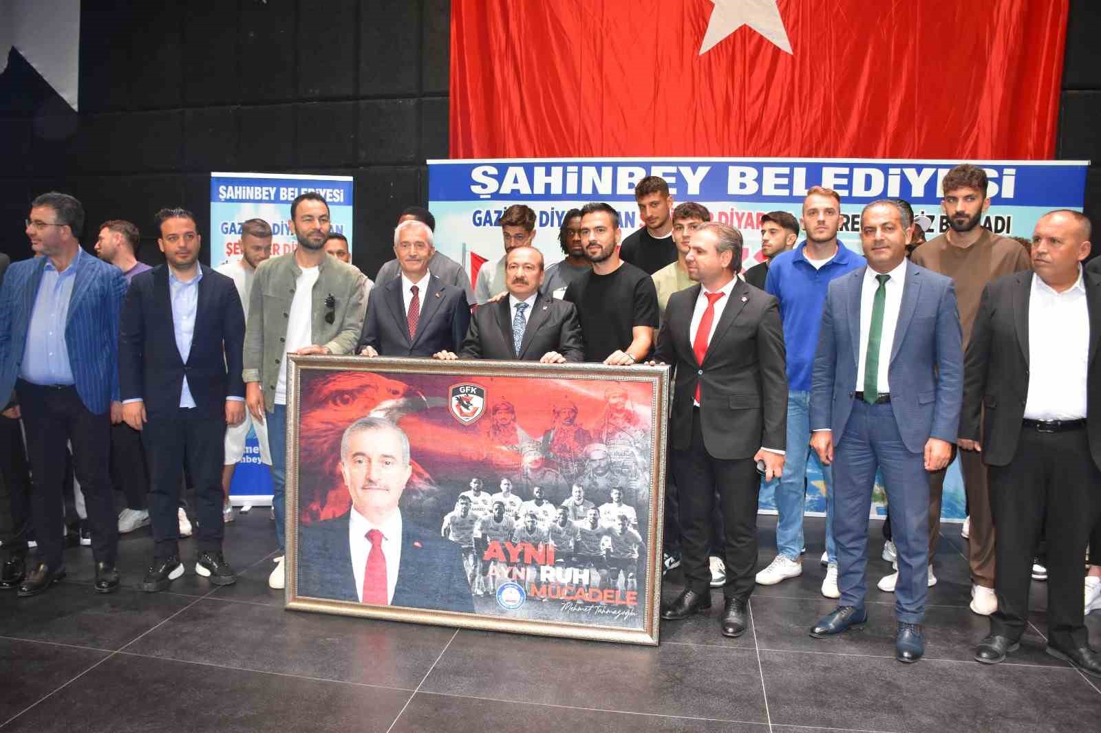 Gaziantep FK futbolcuları, Şahinbeyli öğrencilerle buluştu