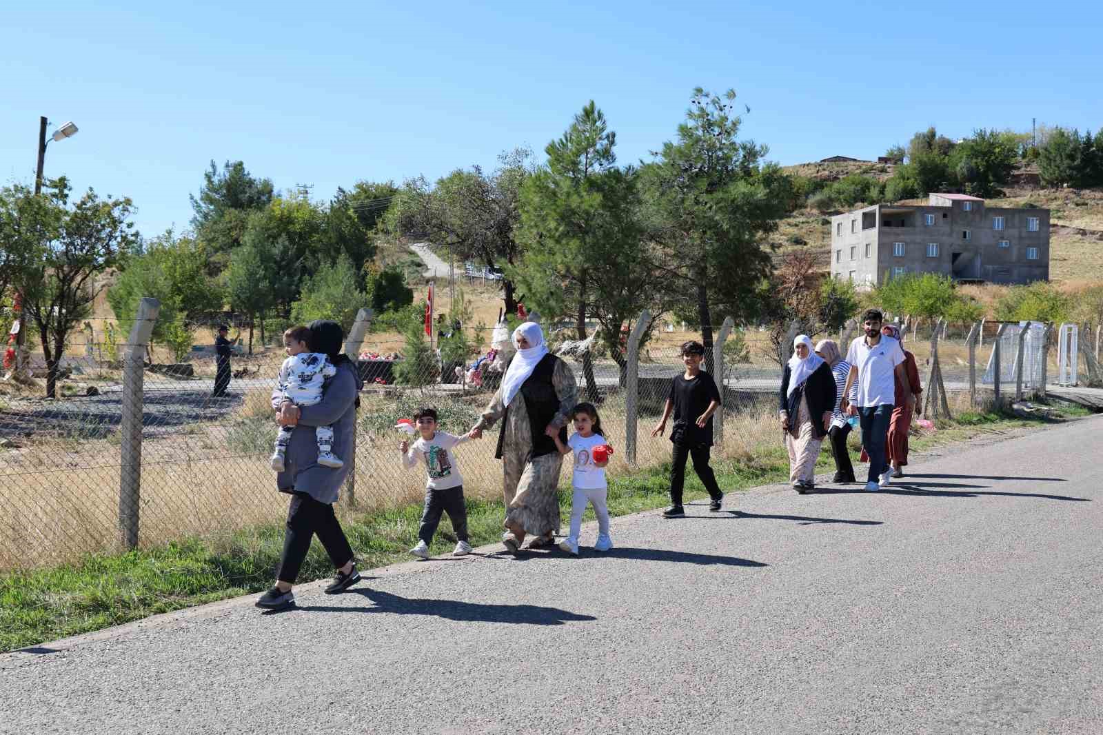 Kızları ve eltisiyle Narin’in mezarını ziyaret eden yaşlı kadın gözyaşı döktü