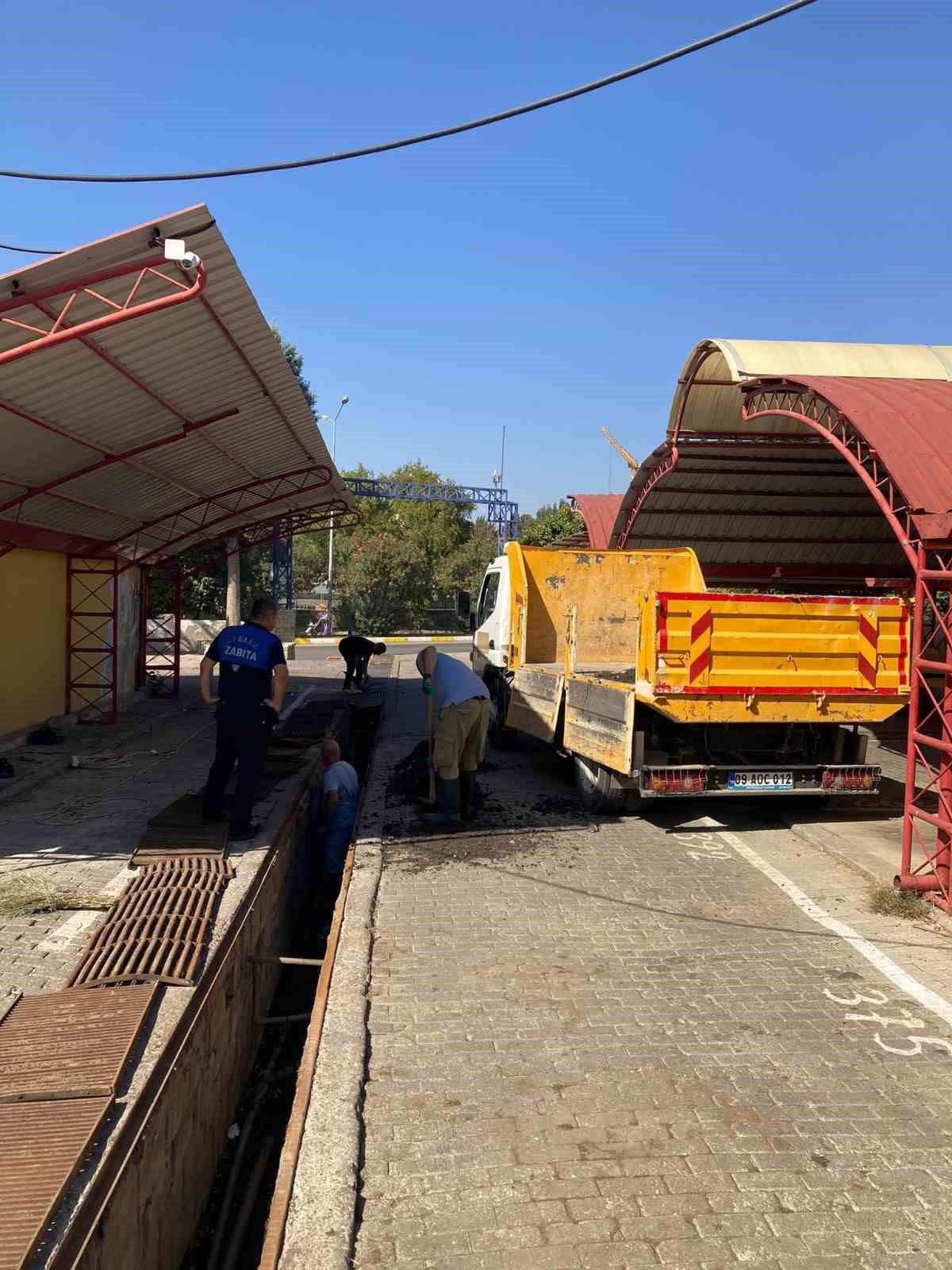 Efekent Pazar Yeri’nde mazgallar temizlendi
