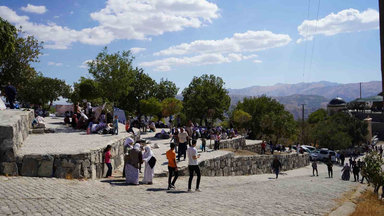 Şırnak’ta yaklaşık 10 bin kişi 300 yıllık gelenek için bir araya geldi
